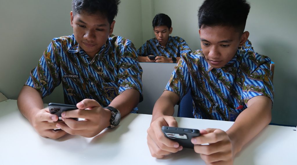 Pembatasan Ponsel di Sekolah Meluas: Alasan & Dampak