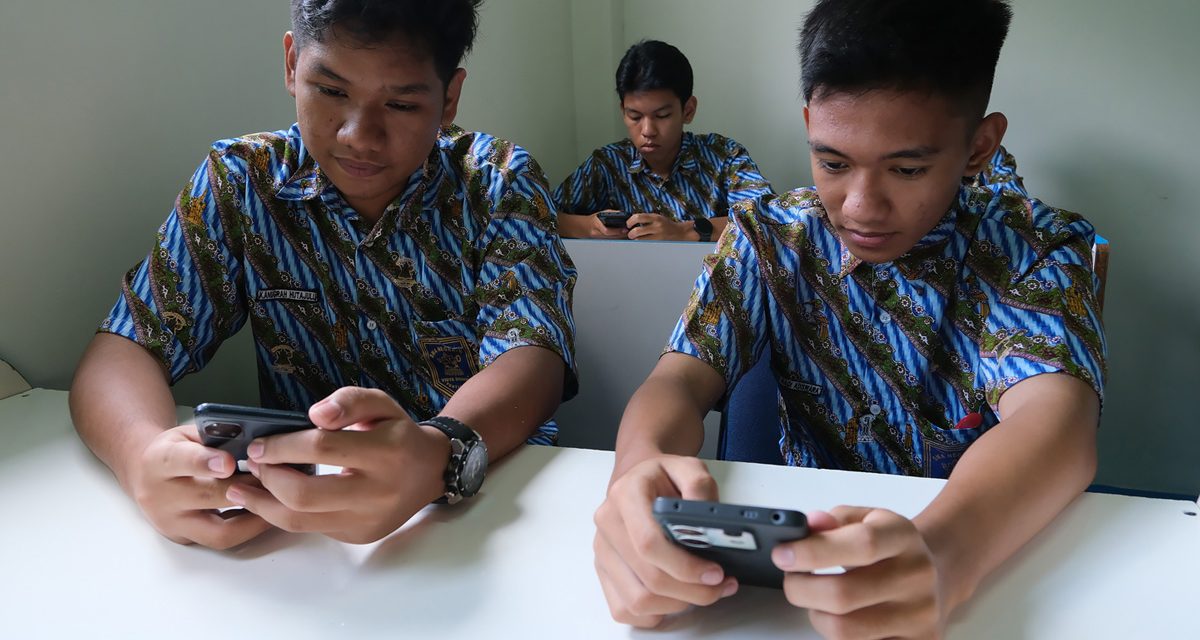 Pembatasan Ponsel di Sekolah Meluas: Alasan & Dampak