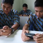 Pembatasan Ponsel di Sekolah Meluas: Alasan & Dampak