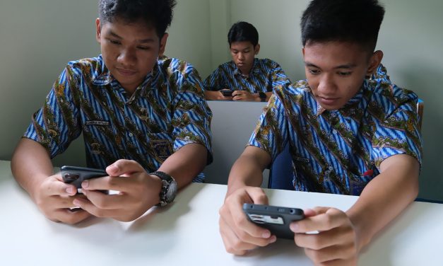 Pembatasan Ponsel di Sekolah Meluas: Alasan & Dampak