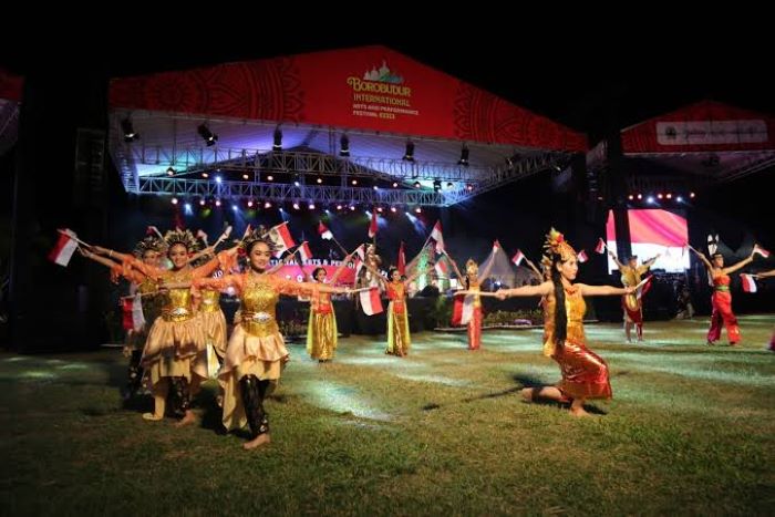 Budaya Modern Dan Tradisional Yang Saling Melengkapi